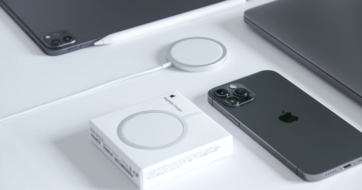 13 Best MagSafe Accessories for Apple Devices in India