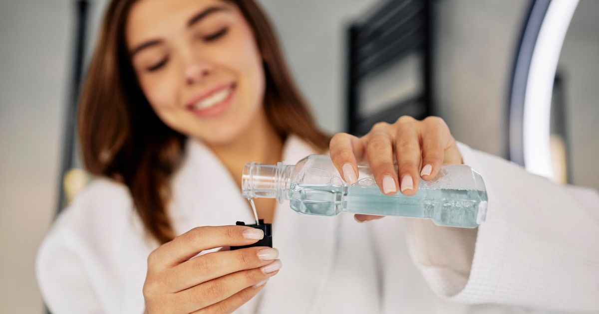 16 Best Mouthwash Brands in India for Maintaining Oral Health