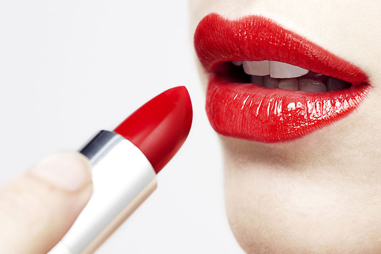 7 Flattering Red Lipstick Shades by Lakme