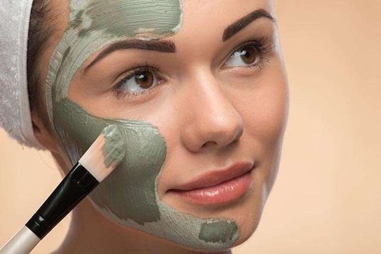 How To Use Multani Mitti On Face To Fight Skin Issues?